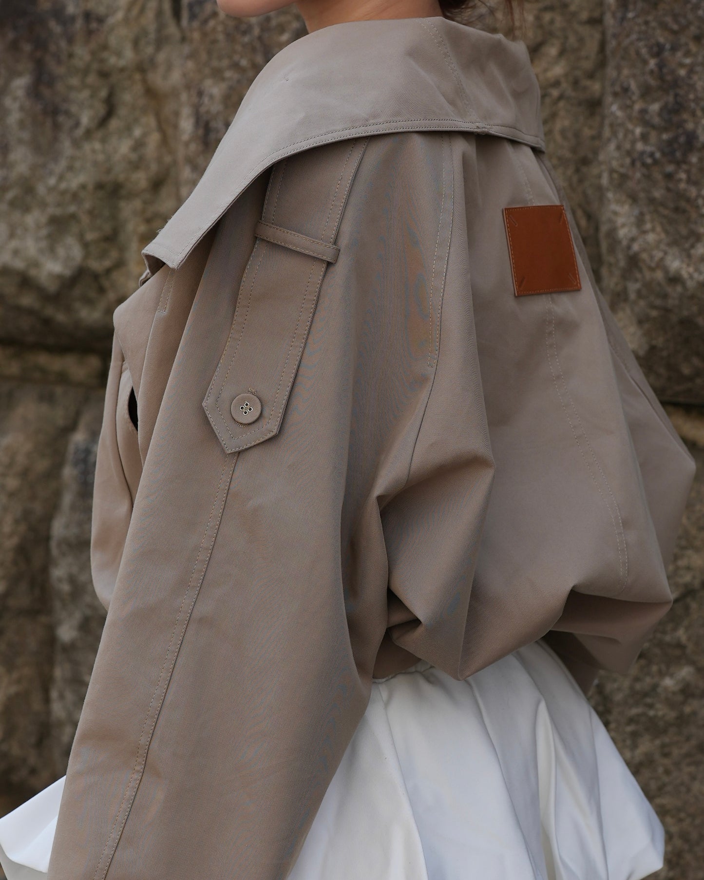 VOLUME SHORT TRENCH COAT