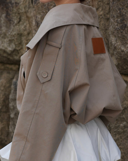 VOLUME SHORT TRENCH COAT