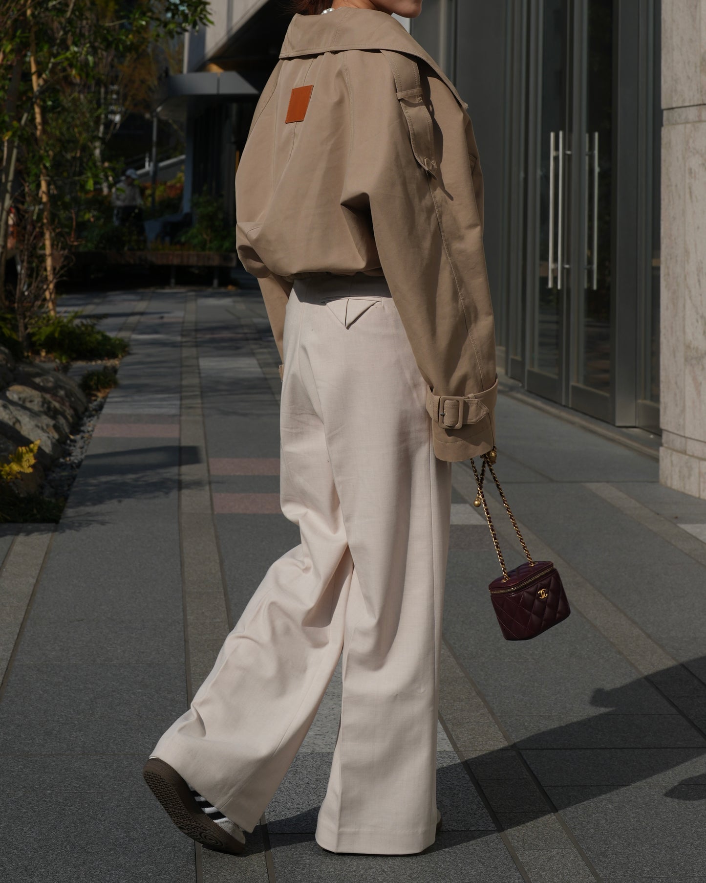 VOLUME SHORT TRENCH COAT