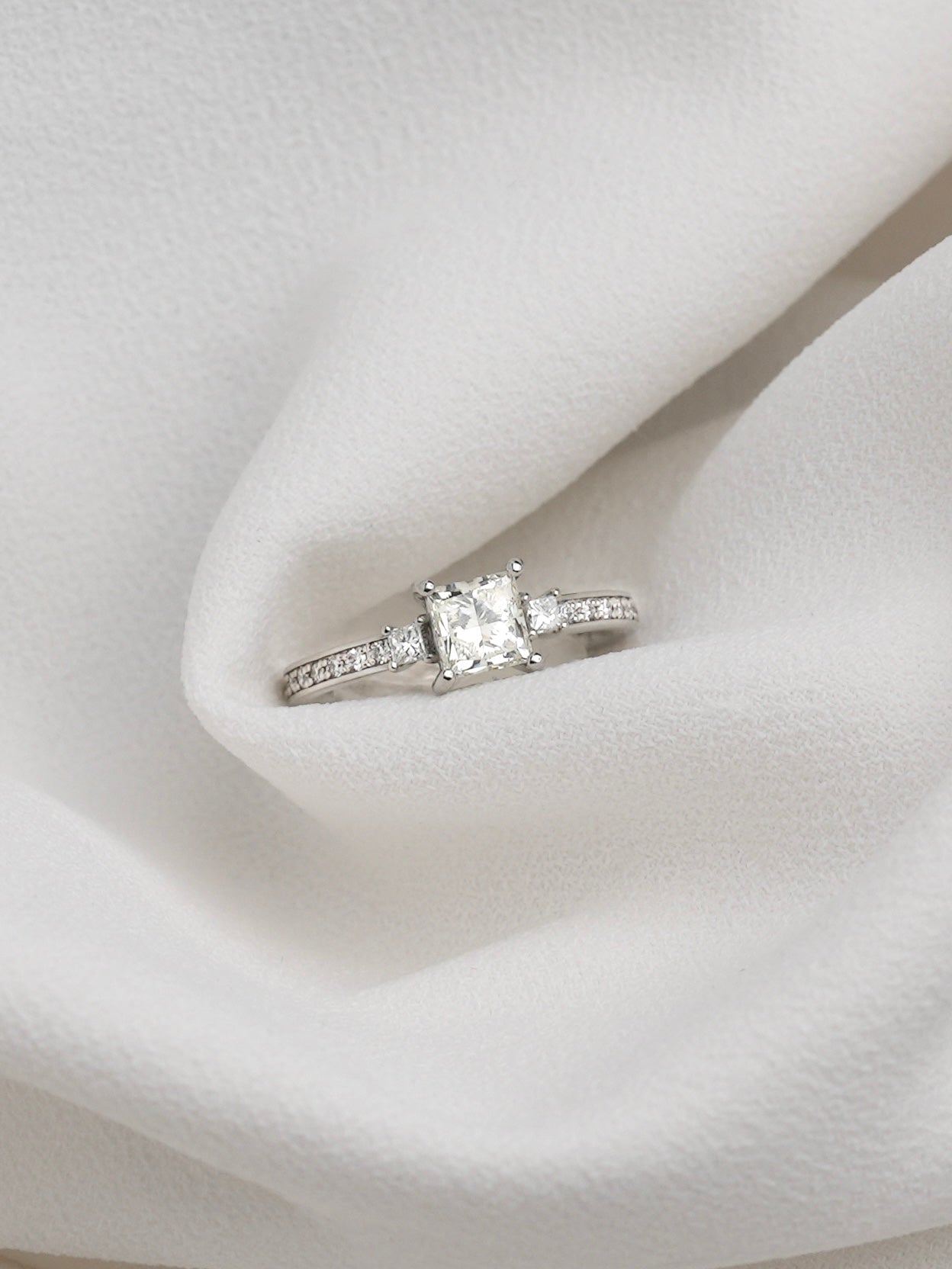 PRINCESS CUT DIAMOND RING PT950