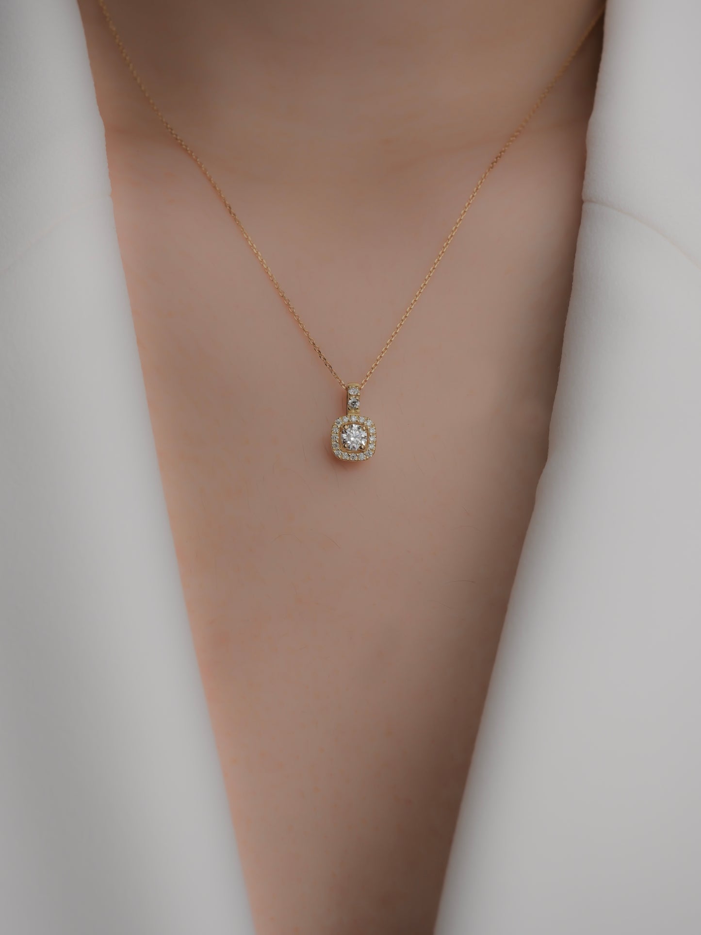 ROUND DIAMOND SQUARE HALO NECKLACE K18